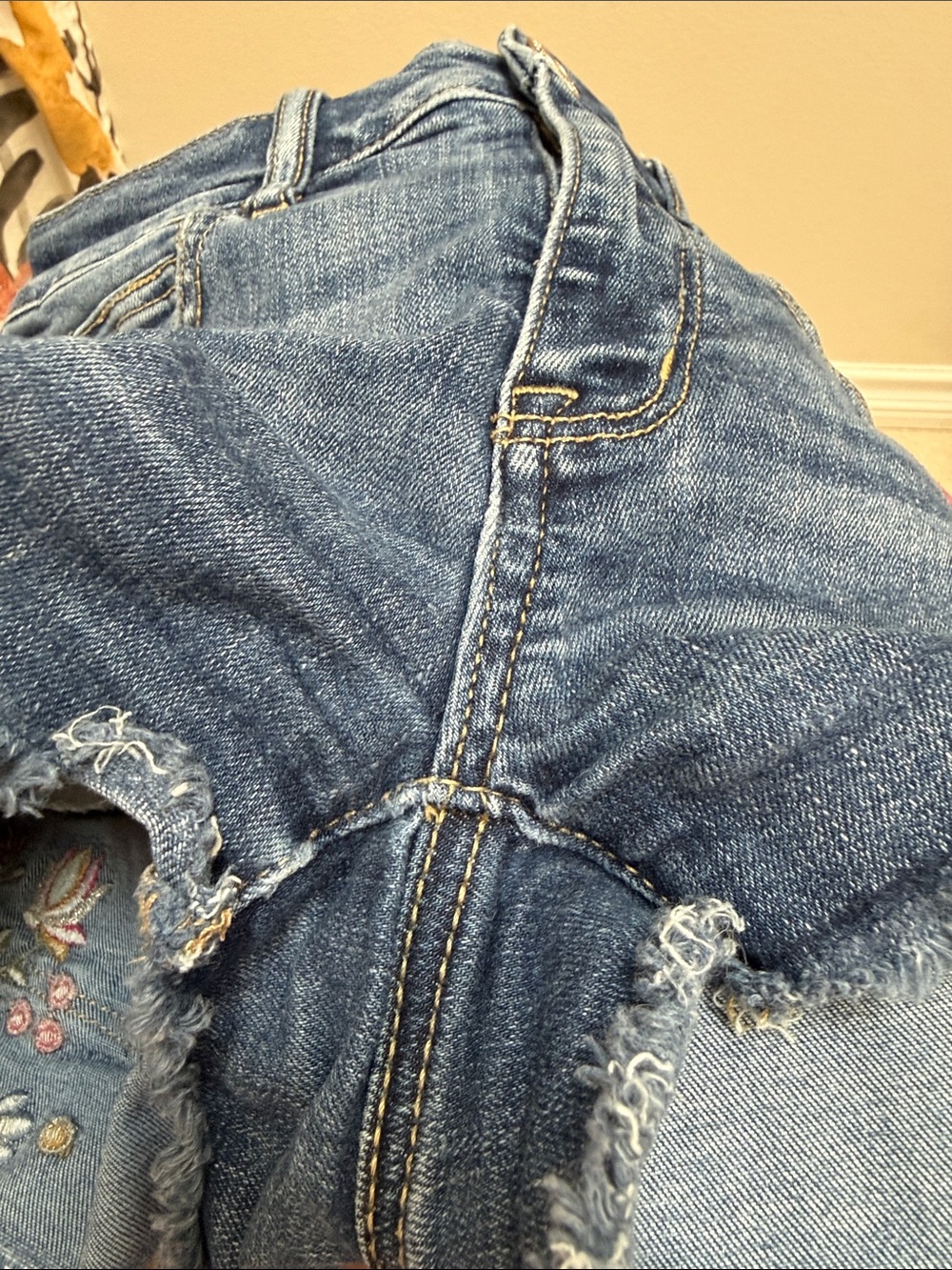 Women’s American Eagle Outfitters Embroidered Floral Distressed Jean Shorts Sz 4 - Picture 12 of 16